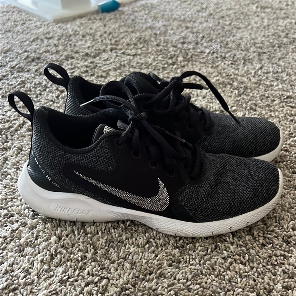 Nike Black and White Sneakers Shoes Womens size 7